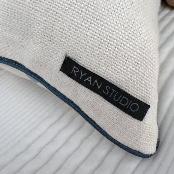 4 Ryan Studio Floral pillows - Picture 2 of 3